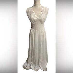 Vintage VANITY FAIR 50’s/60’s  White Long Nylon Tricot Night Gown Lace Size 32